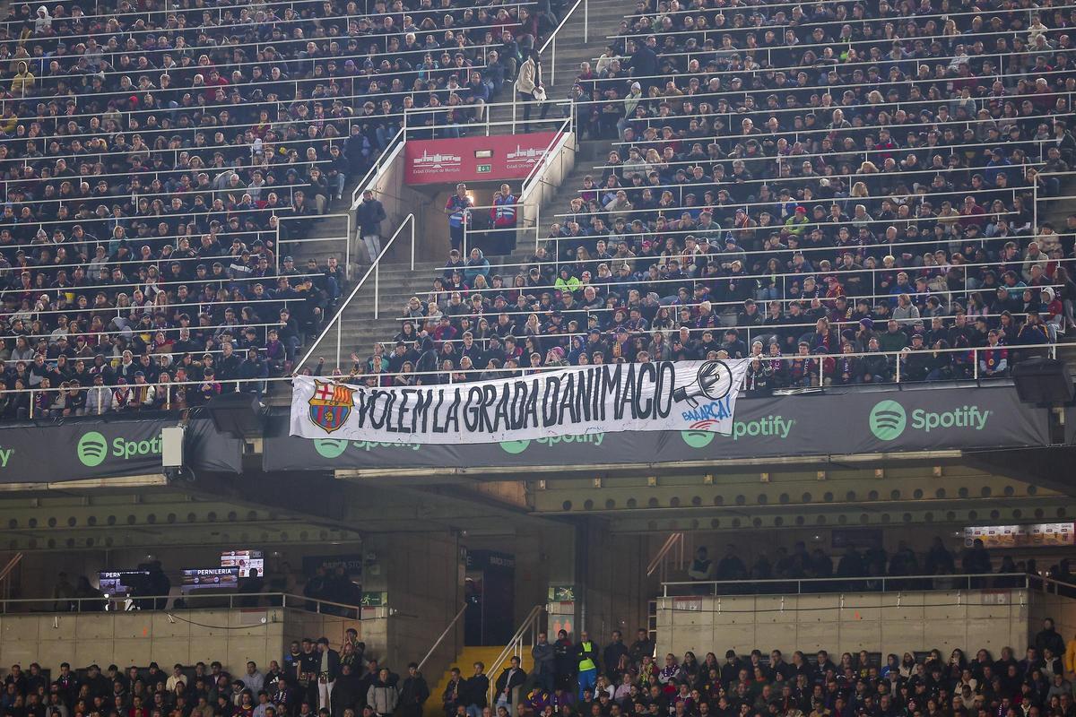 Imagen de la afición del Barça reclamando la Grada d'Animació
