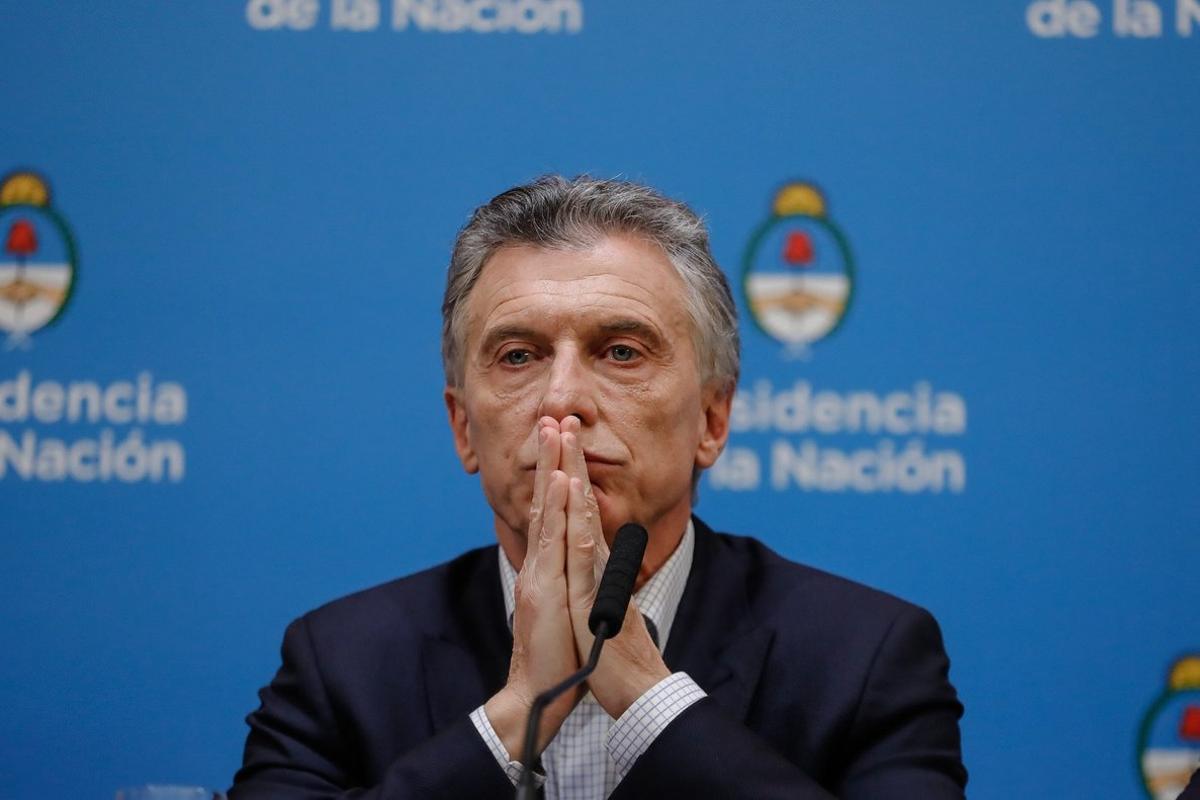 FOTODELDIA -AME6521  BUENOS AIRES  ARGENTINA   12 08 2019 - El presidente de Argentina  Mauricio Macri  participa este lunes en una rueda de prensa un dia despues de ser derrotado en la primera vuelta de las elecciones presidenciales  en la Casa Rosada de Buenos Aires  Argentina   Macri aseguro que piensa revertir en los comicios de octubre la derrota sufrida por el oficialismo en esta primera ronda y prometio tomar medidas ante la fuerte depreciacion del peso registrada tras la votacion   La alternativa kirchnerista no tiene credibilidad en el mundo  no genera la confianza necesaria para que la gente quiera venir a invertir en el pais   sostuvo  EFE  Juan Ignacio Roncoroni