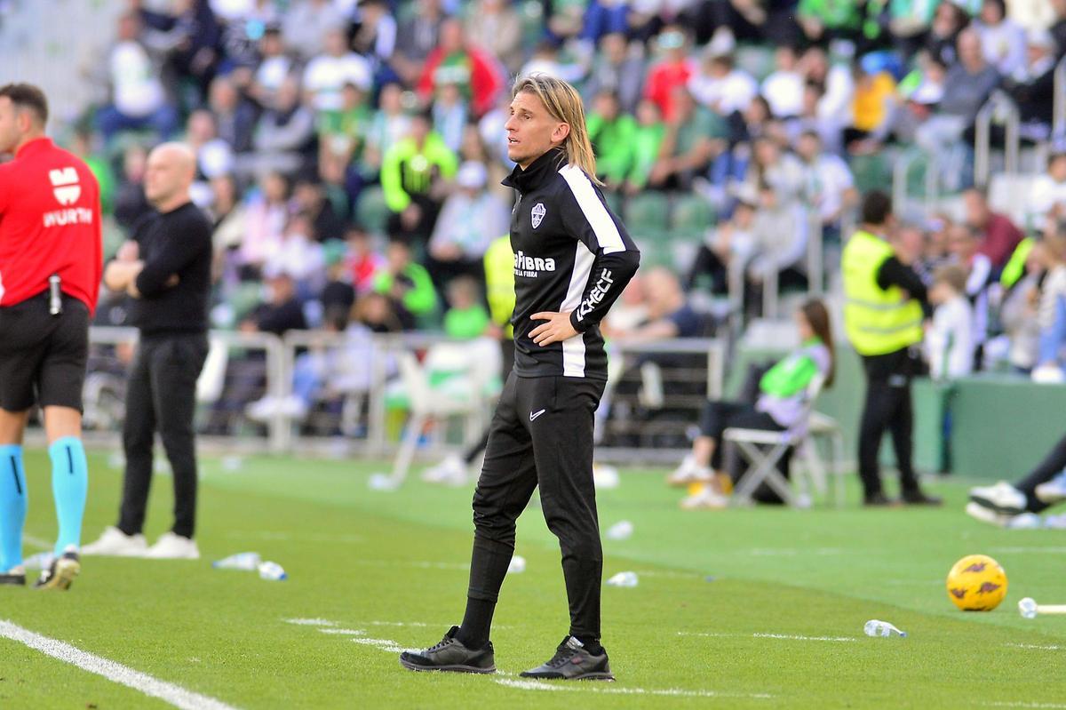 El técnico del Elche con cara de preocupando, en la banda