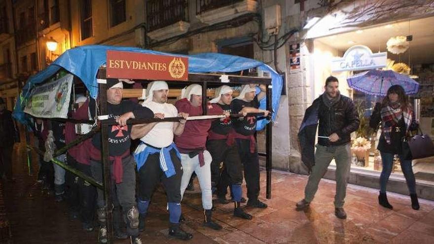 Los costaleros, ayer, durante su &quot;ensayo solidario&quot;.