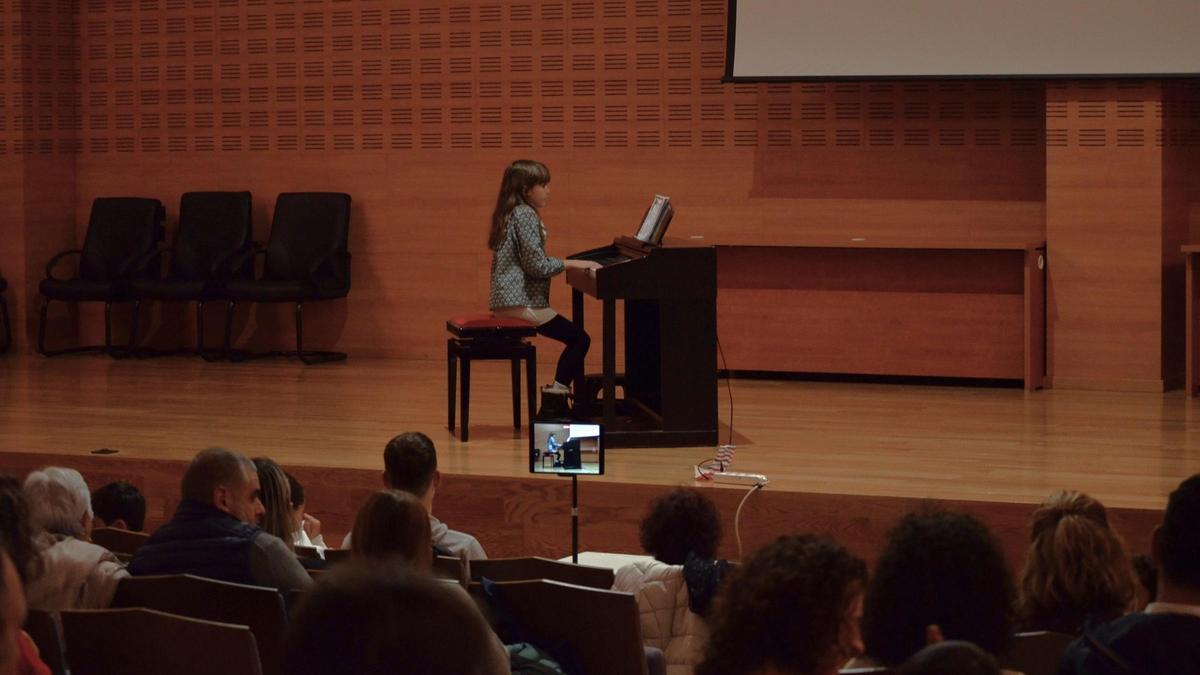 Una de las intérpretes, durante el concierto en el auditorio.