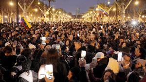 Manifestantes participan en una manifestación en apoyo al pueblo venezolano tras la operación militar estadounidense en Venezuela para capturar al presidente venezolano, en Barcelona, el 4 de enero de 2026