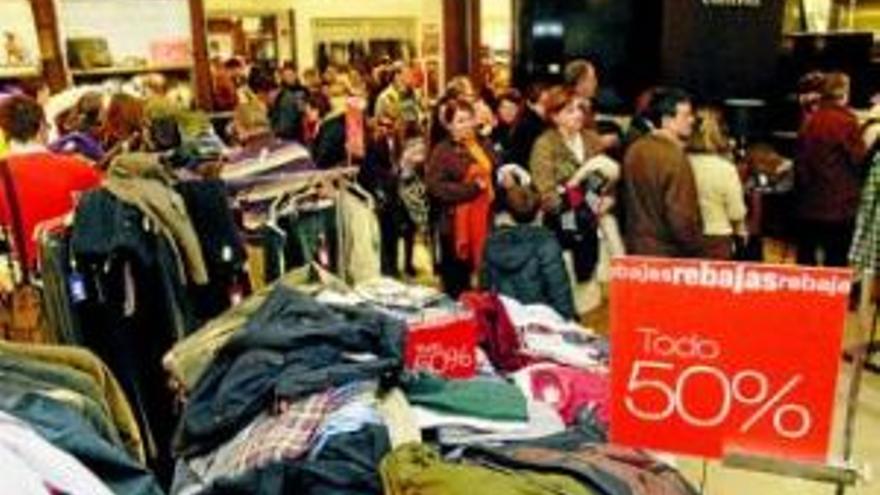 El frío no puede con el primer día de rebajas en la región