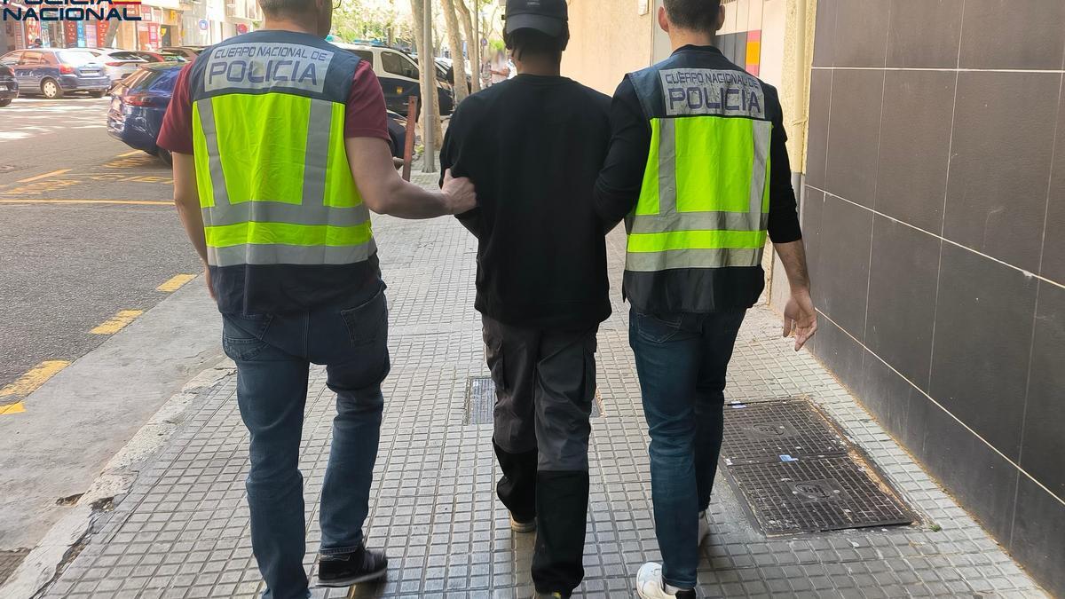 Cuatro detenidos por cortar el cuello de un joven con una copa rota durante una pelea en una terraza de Palma
