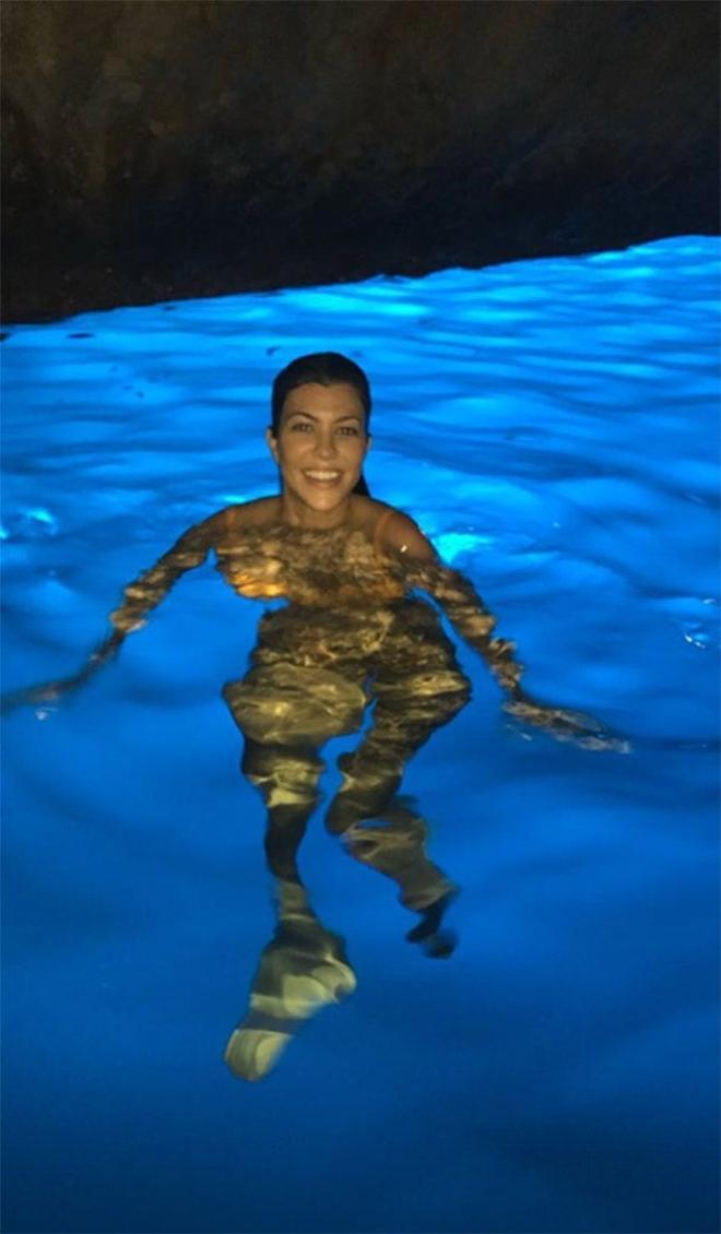 Kourtney Kardashian en el agua durante sus vacaciones en Roma