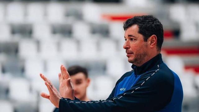 Alberto Entrerríos, dirigiendo un entrenamiento del Limoges.