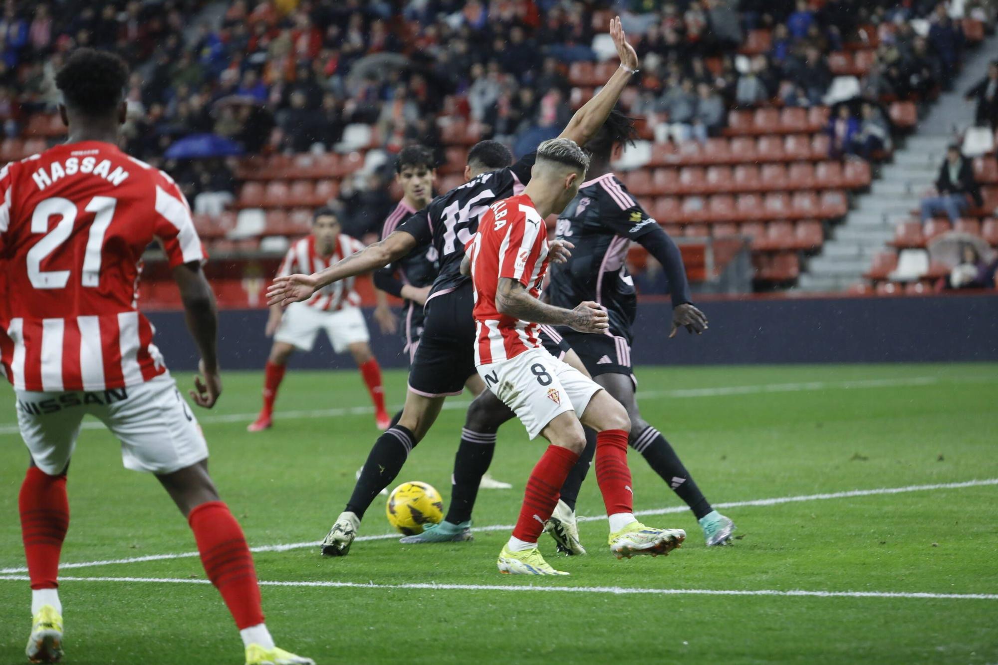 EN IMÁGENES: Partido y ambiente del Sporting-Albacete en El Molinón