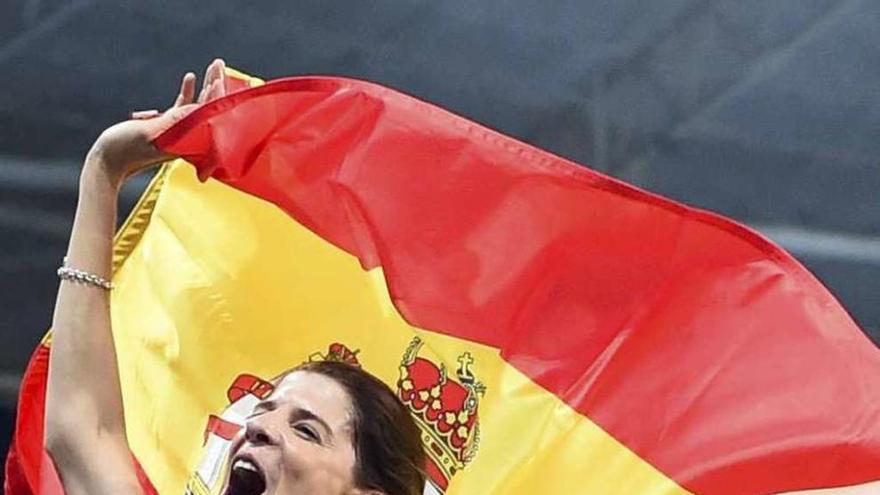 Ruth Beitia celebra su oro olímpico.