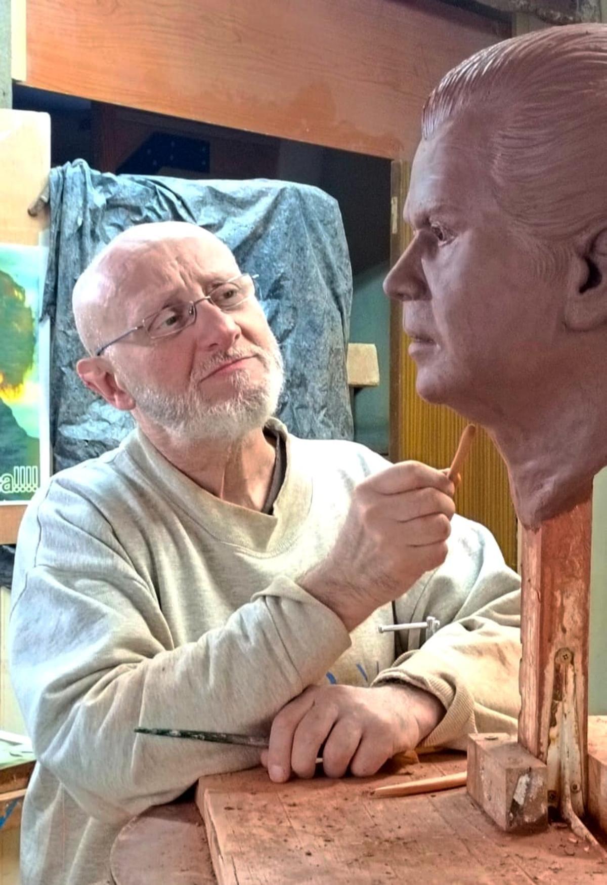 El escultor, durante la confección del busto de Tonico Balleser.