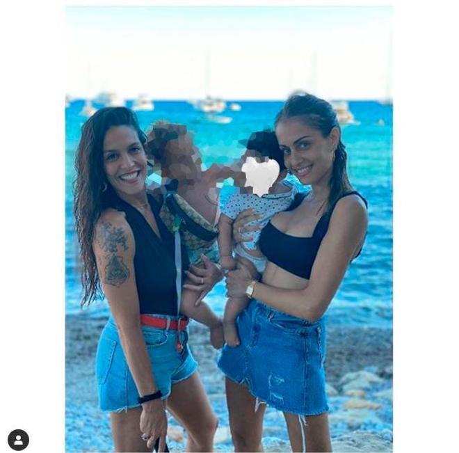 Hiba Abouk y Lorena Castell con sus hijos