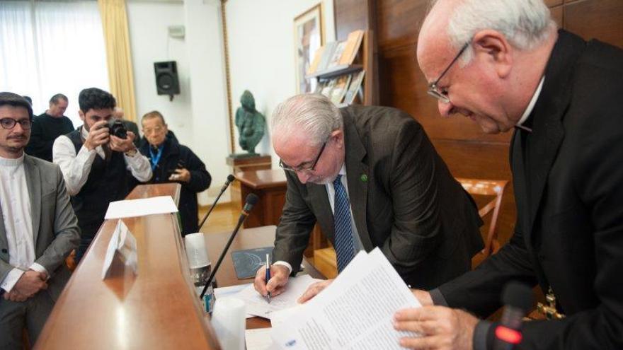 José Luis Mendoza, presidente de la UCAM, y monseñor Vincenzo Paglia firmaron el histórico acuerdo.