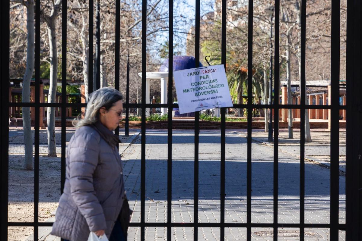 Parque de Orriols, en València, cerrado este sábado por el fuerte viento que hoy soplará en la ciudad.