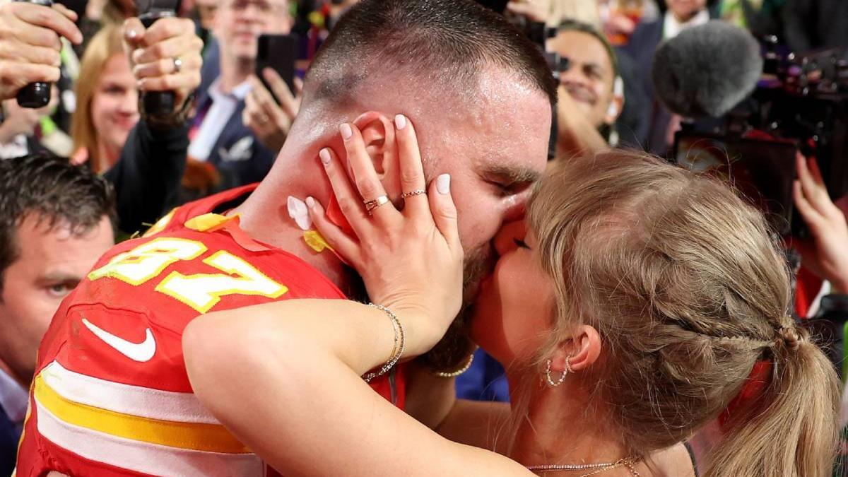 Taylor Swift y Travis Kelce huelen a boda YA