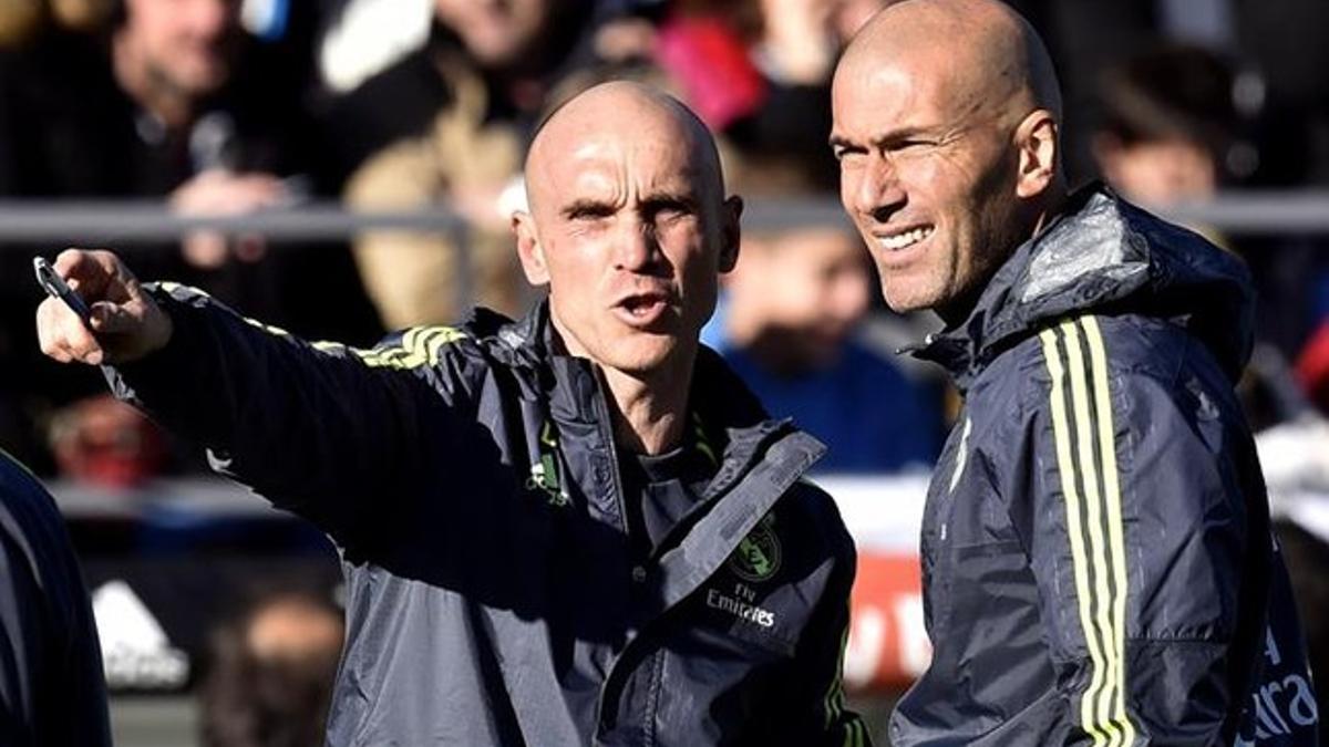David Bettoni habla con Zidane durante un partido