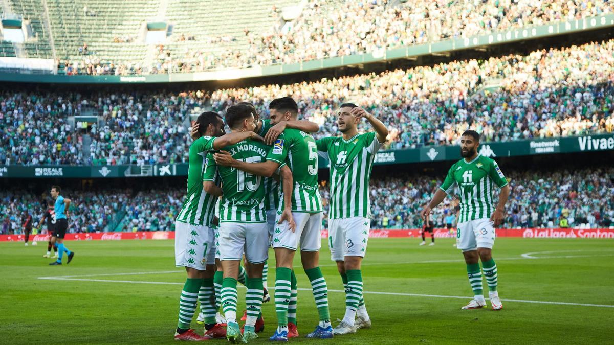 Jugadores del Betis celebran la victoria ante el Rayo.