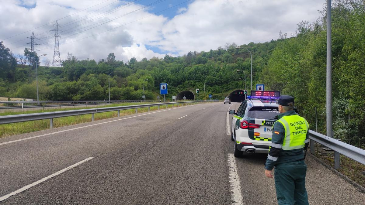 Agente de la Guardia Civil ante el túnel de El Fresno.