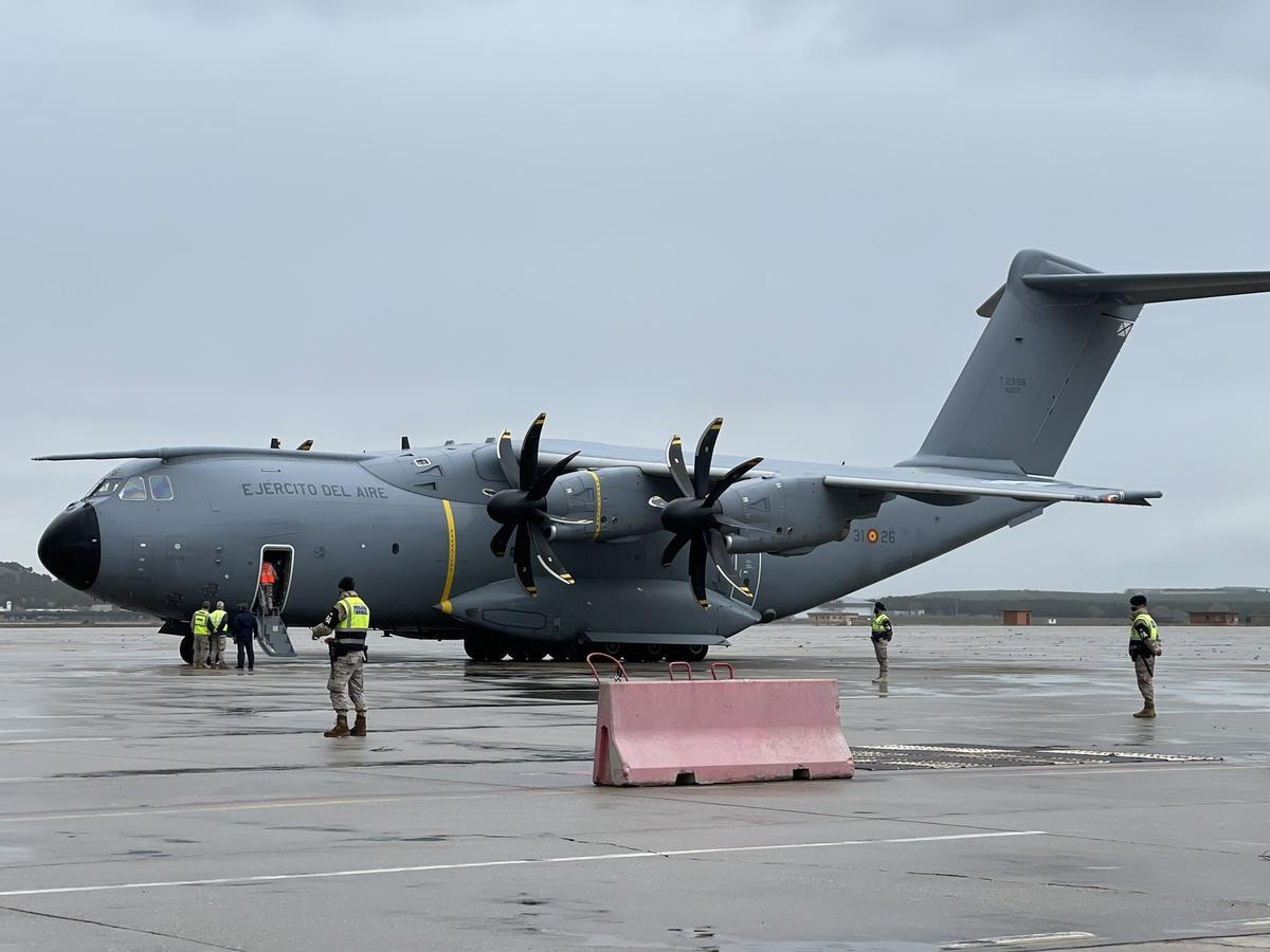 Llegada del avión con los primeros niños ucranianos.