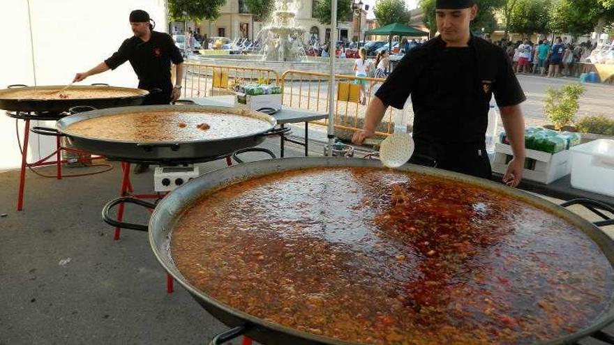 Preparación del arroz en grandes paelleras.