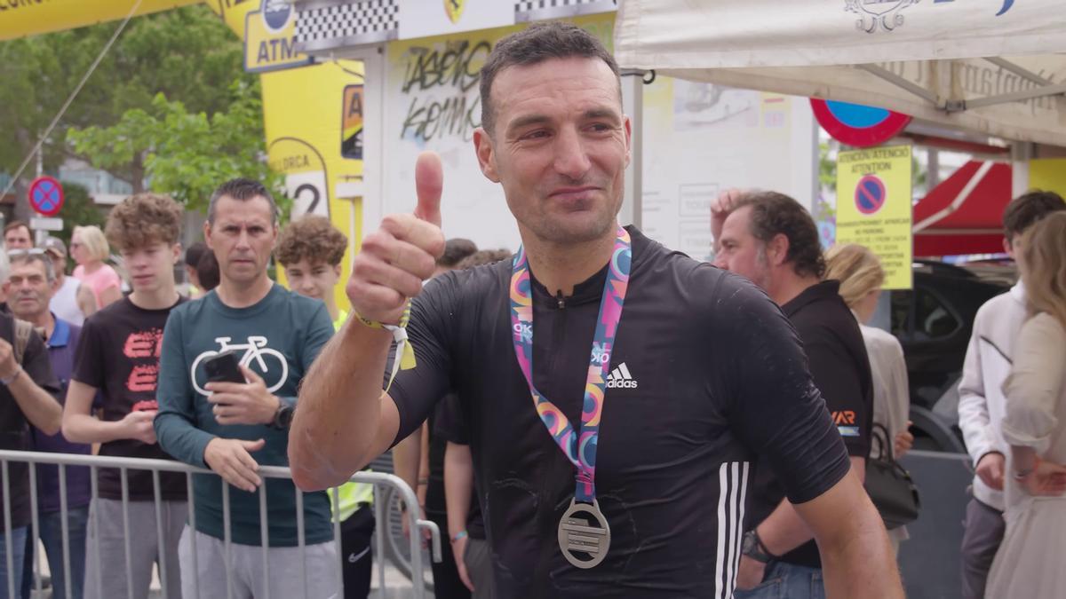 Ciclismo. Lionel Scaloni saluda tras recibir su medalla de 'finisher' en la Mallorca 312