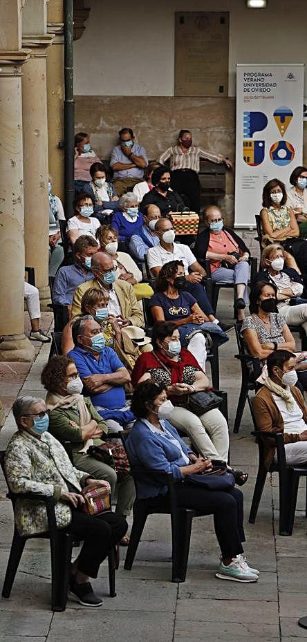 El público que llenó el patio del edificio histórico de la Universidad.