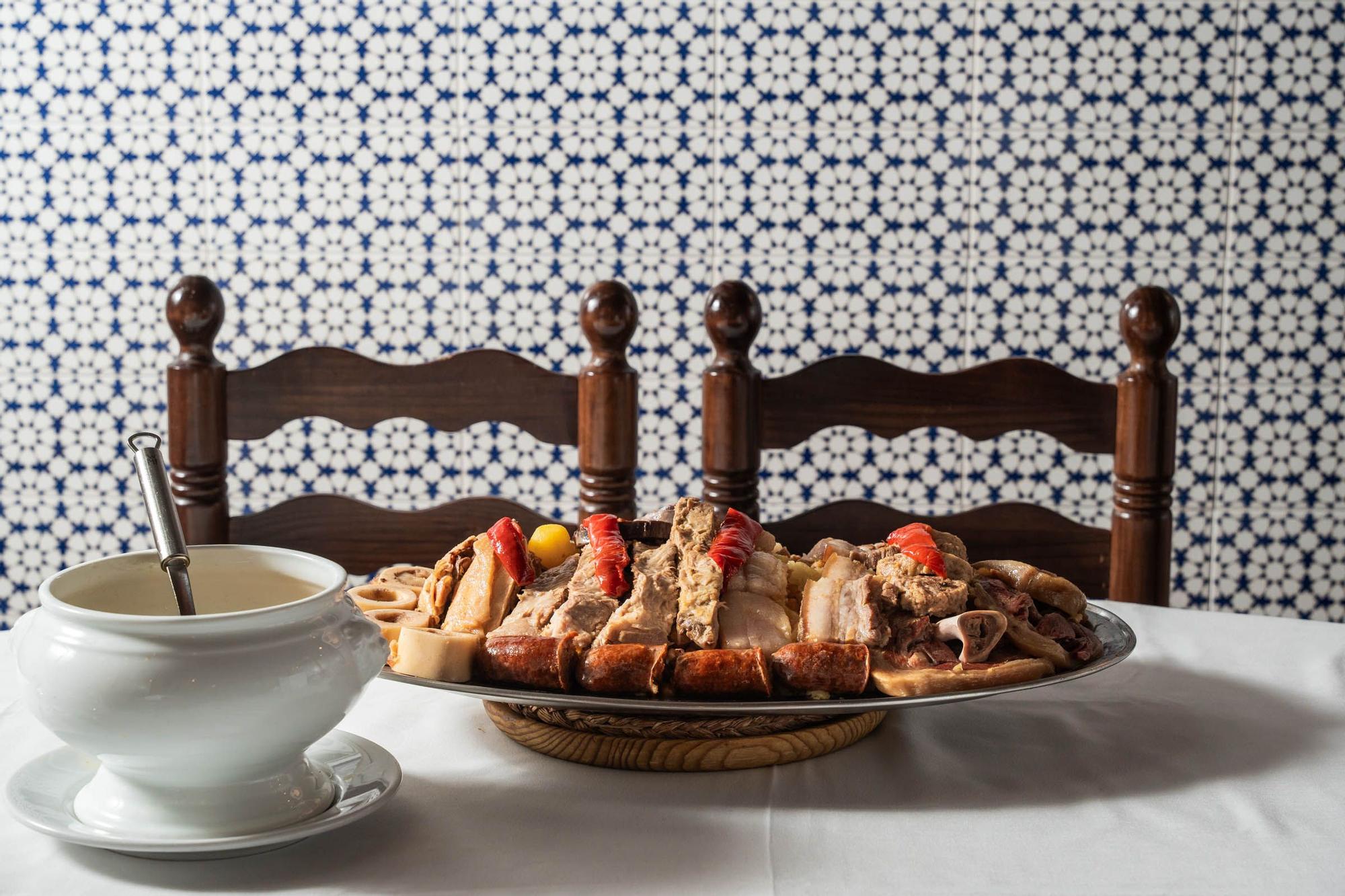 Por su historia y su delicioso cocido, hay que visitarlo