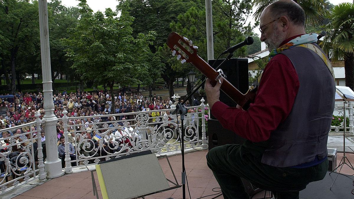 Jerónimo Granda, durante un concierto en el quiosco en 2009.