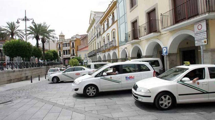 Taxis estacionados en la parada de la plaza de España.