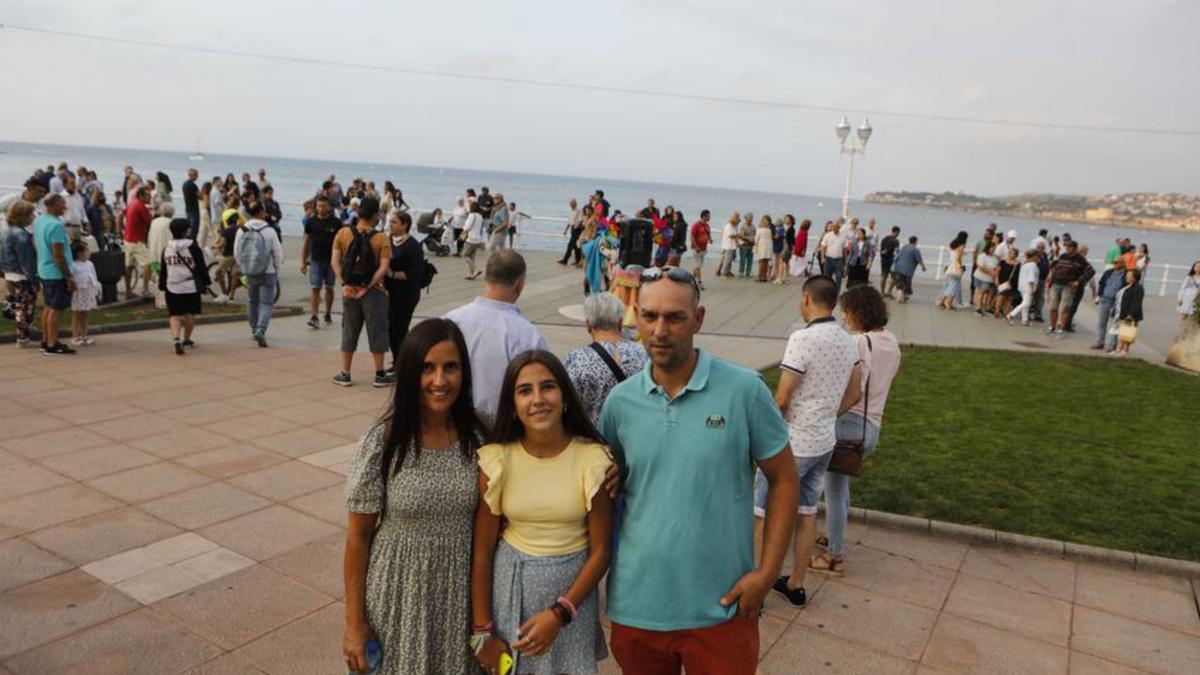 Sonia Rodríguez, Carmen Barrero y José Manuel Barrero, en la zona del Náutico. | Fernando Rodríguez