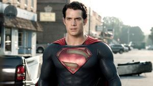Henry Cavill interpretando a Superman en ’El hombre de acero’.