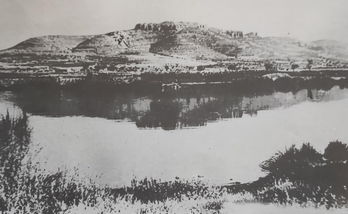 Vista del molón con la balsa.