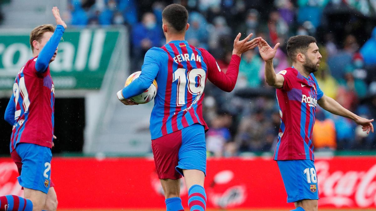 Ferran, felicitado por Frenkie de Jong y Alba, se lleva el balón tras marcar el 1-1 para sacar de centro.