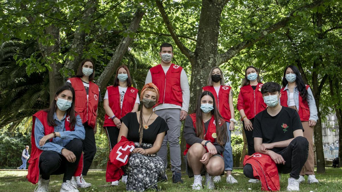 Estudiantes en prácticas en Cruz Roja en Ourense. // BRAIS LORENZO