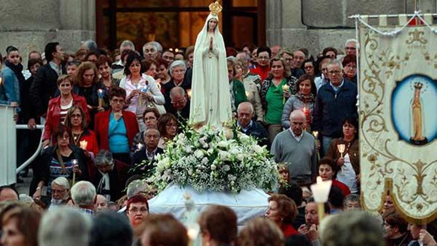 Cientos de fieles acompañan a la virgen de Fátima en la última procesión del año