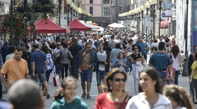 LAS PALMAS DE GRAN CANARIA A 04/06/2017. Ambiente dominical en la calle Mayor de Triana de Las Palmas de Gran Canaria. FOTO: J.PÉREZ CURBELO