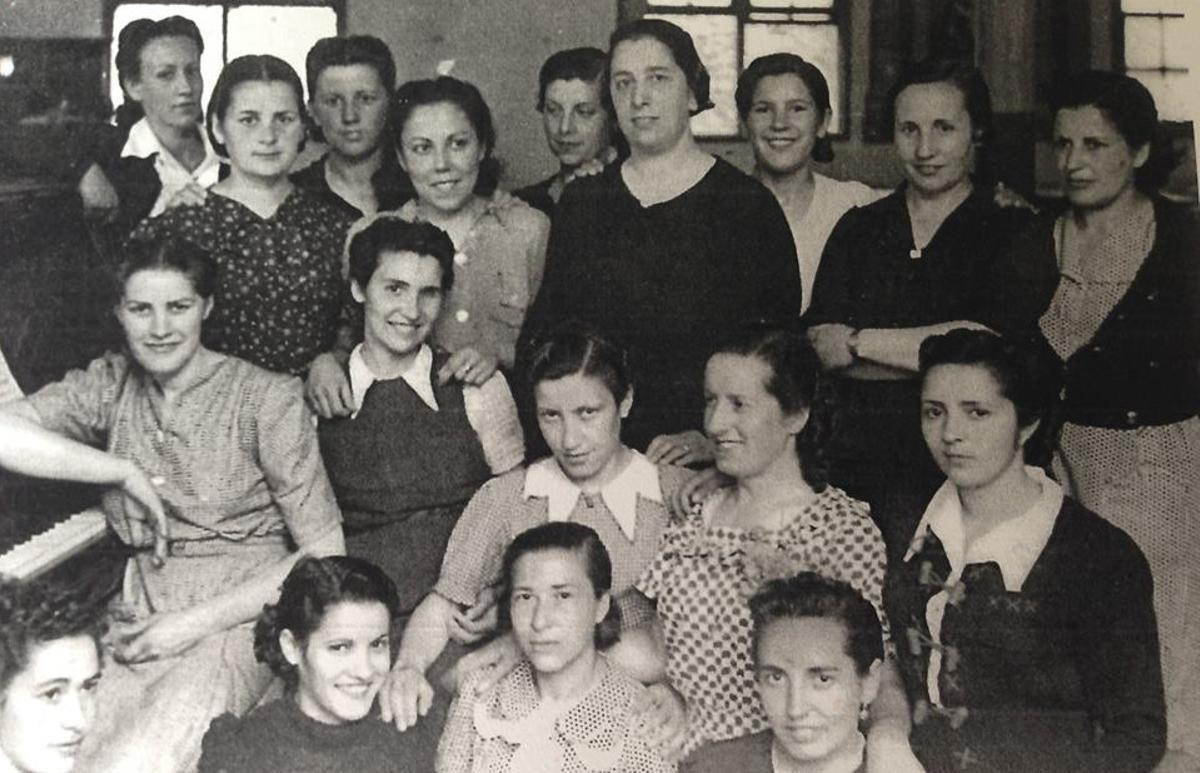 Mella y Gómez, arriba a la derecha de negro, en la prisión franquista de mujeres de Saturrarán, en 1943.