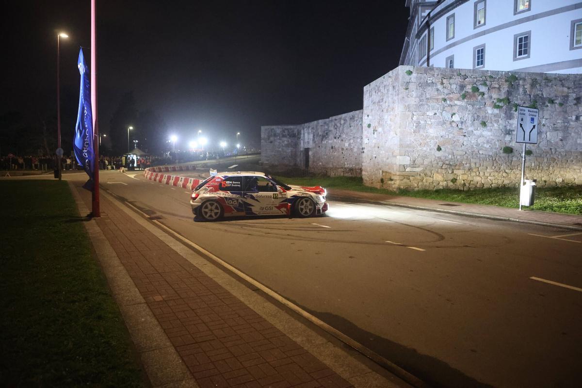 La trigésima edición del Rally de A Coruña arrancó este viernes con una presentación en O Parrote y una especial en el entorno del castillo de San Antón.