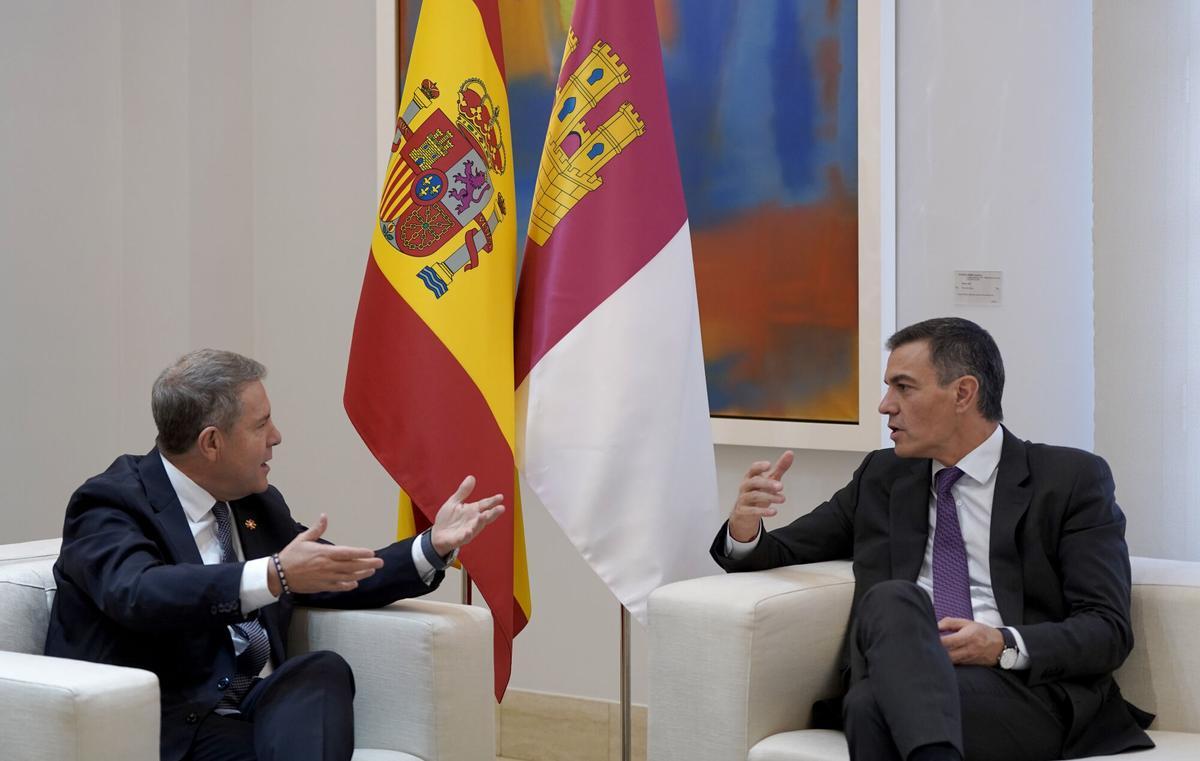 "García-Page y Abascal: dos chaquetas de tamaño diferente"