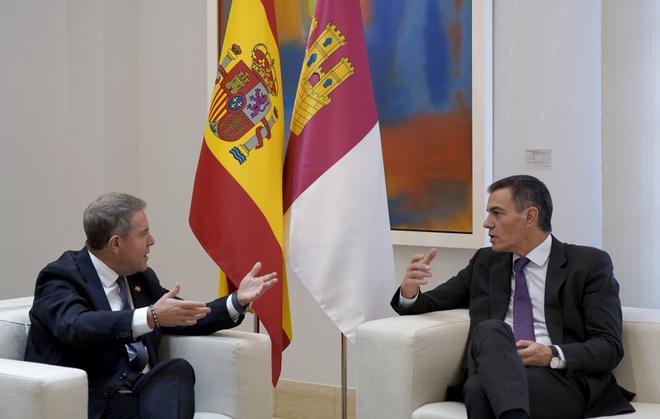 "García-Page y Abascal: dos chaquetas de tamaño diferente"