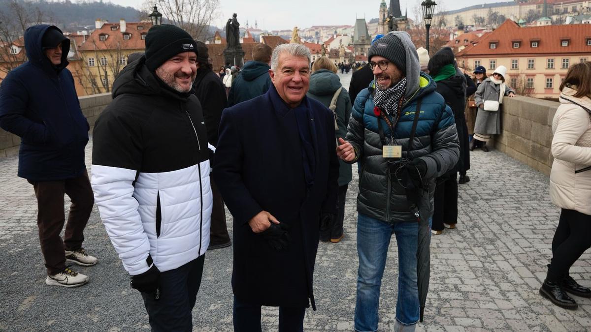 Joan Laporta, con unos aficionados en el Puente de Carlos de Praga