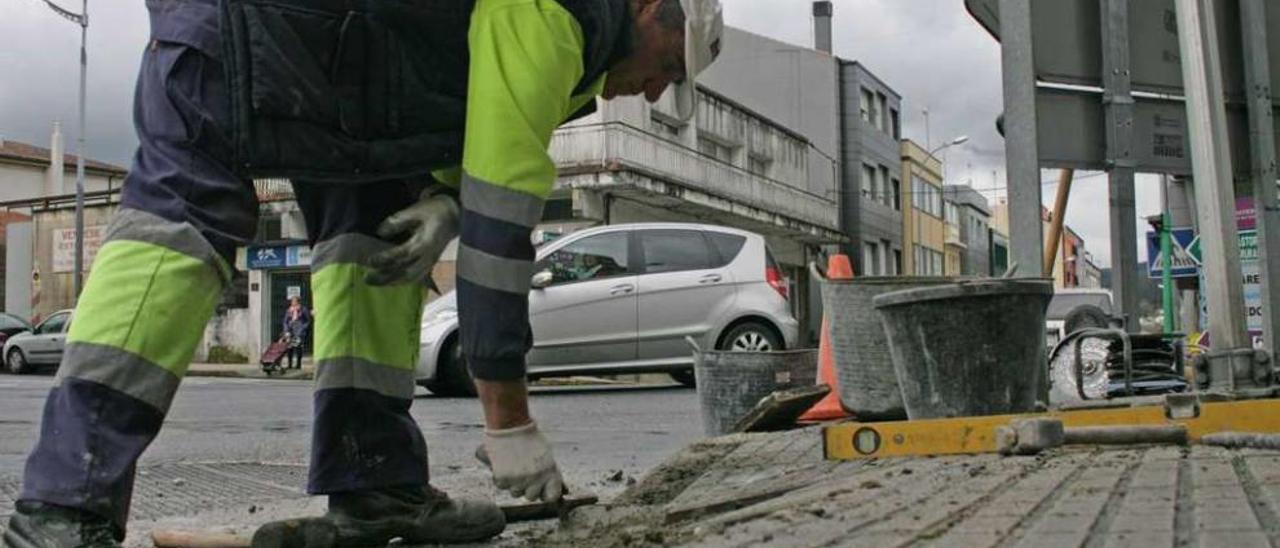 Trabajadores municipales construyen una rampa para mejorar la accesibilidad. // Bernabé/Víctor Espiño