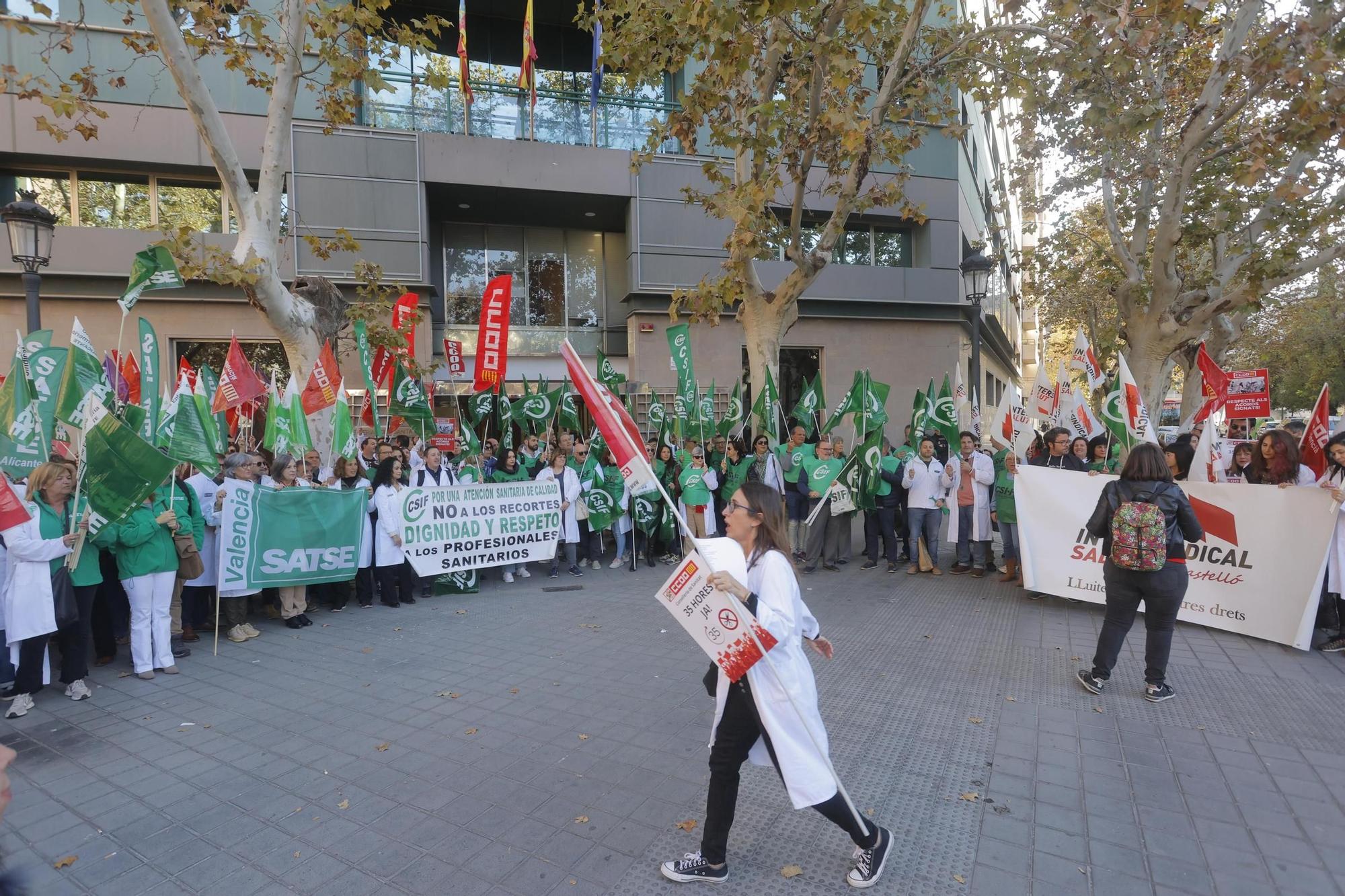 Protesta de los sanitarios valencianos frente a la conselleria