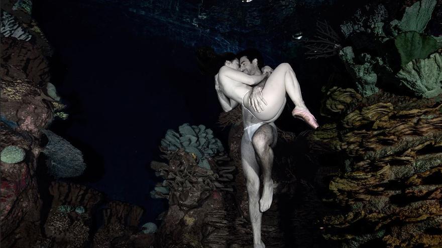 Son fotografías inéditas de las inmersiones en los acuarios del Oceanogràfic de València de la apneista japonesa Ai Futaki y de otros buceadores del centro.