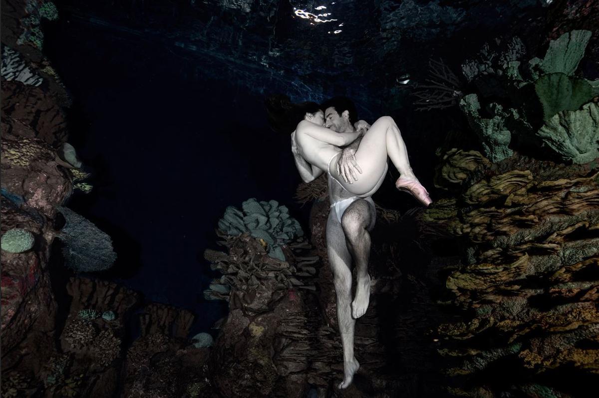 Son fotografías inéditas de las inmersiones en los acuarios del Oceanogràfic de València de la apneista japonesa Ai Futaki y de otros buceadores del centro.