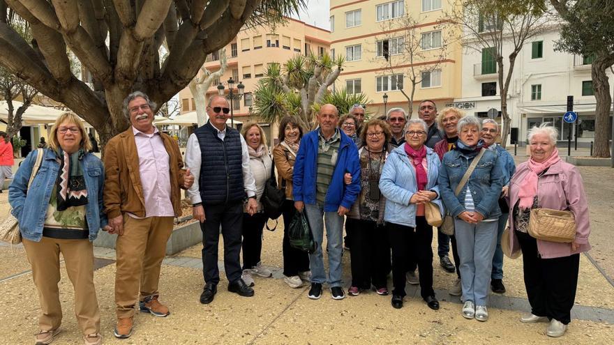 Un grupo de turistas de Lleida que viaja con el Imserso, en el paseo de Vara de Rey