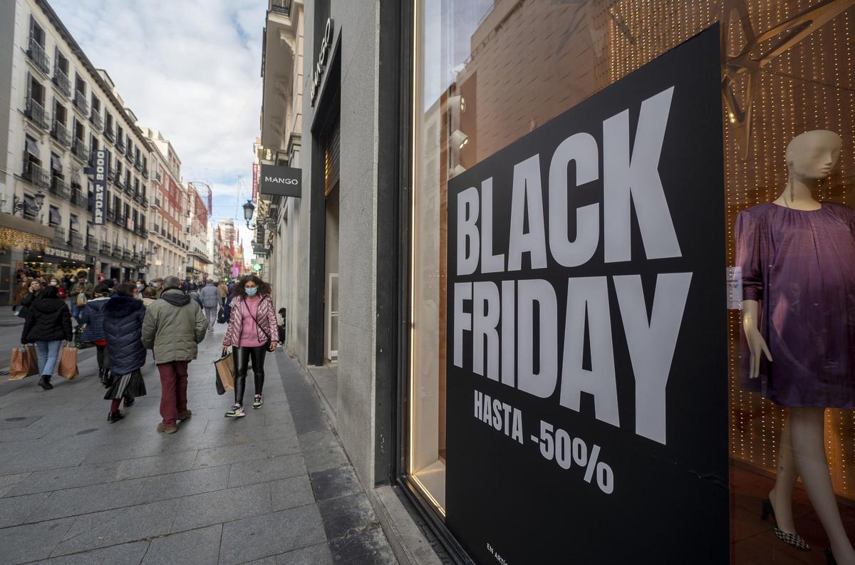 Un cartel anuncia las ofertas del Black Friday.