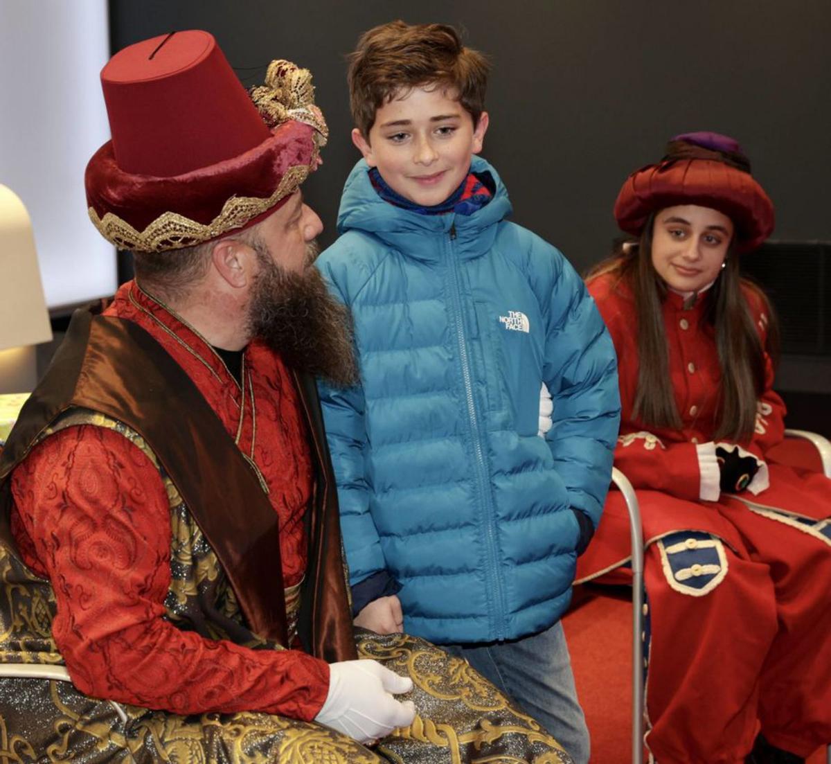 Felipe le pide a Aliatar una caja de sobres de cromos.  | IRMA COLLÍN