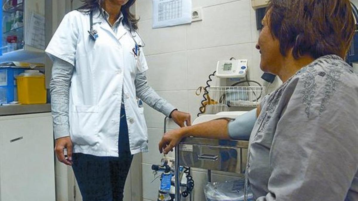 Una médico de familia visita a una paciente en el CAP de La Sagrera, en Barcelona.