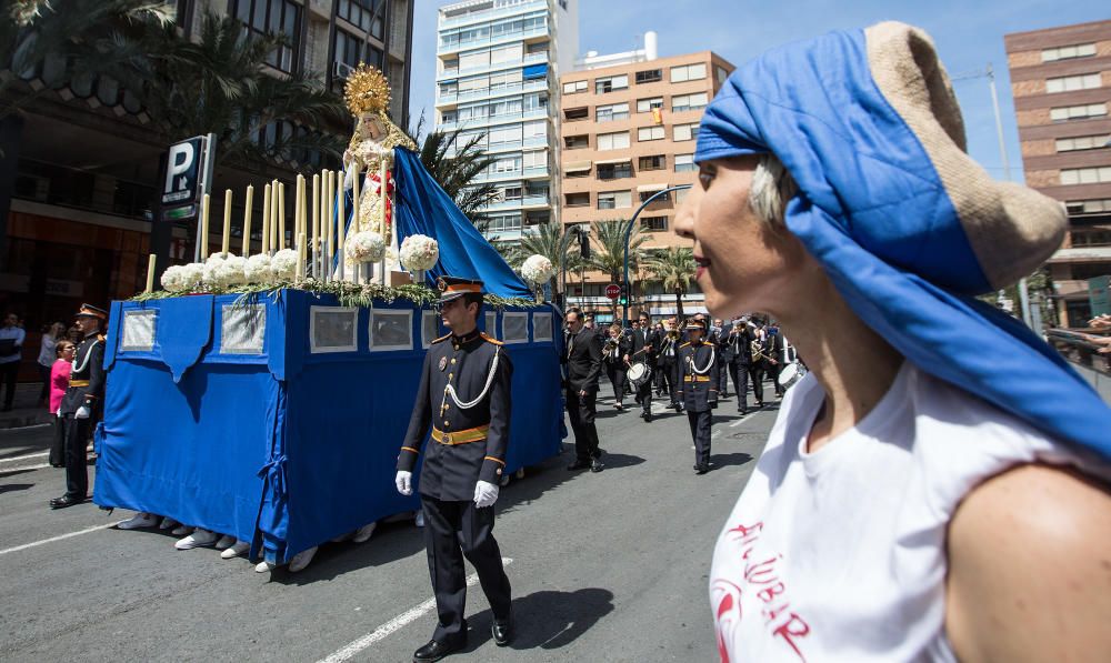 Las calles de Alicante se llenan de fieles en las procesiones del Domingo de Ramos