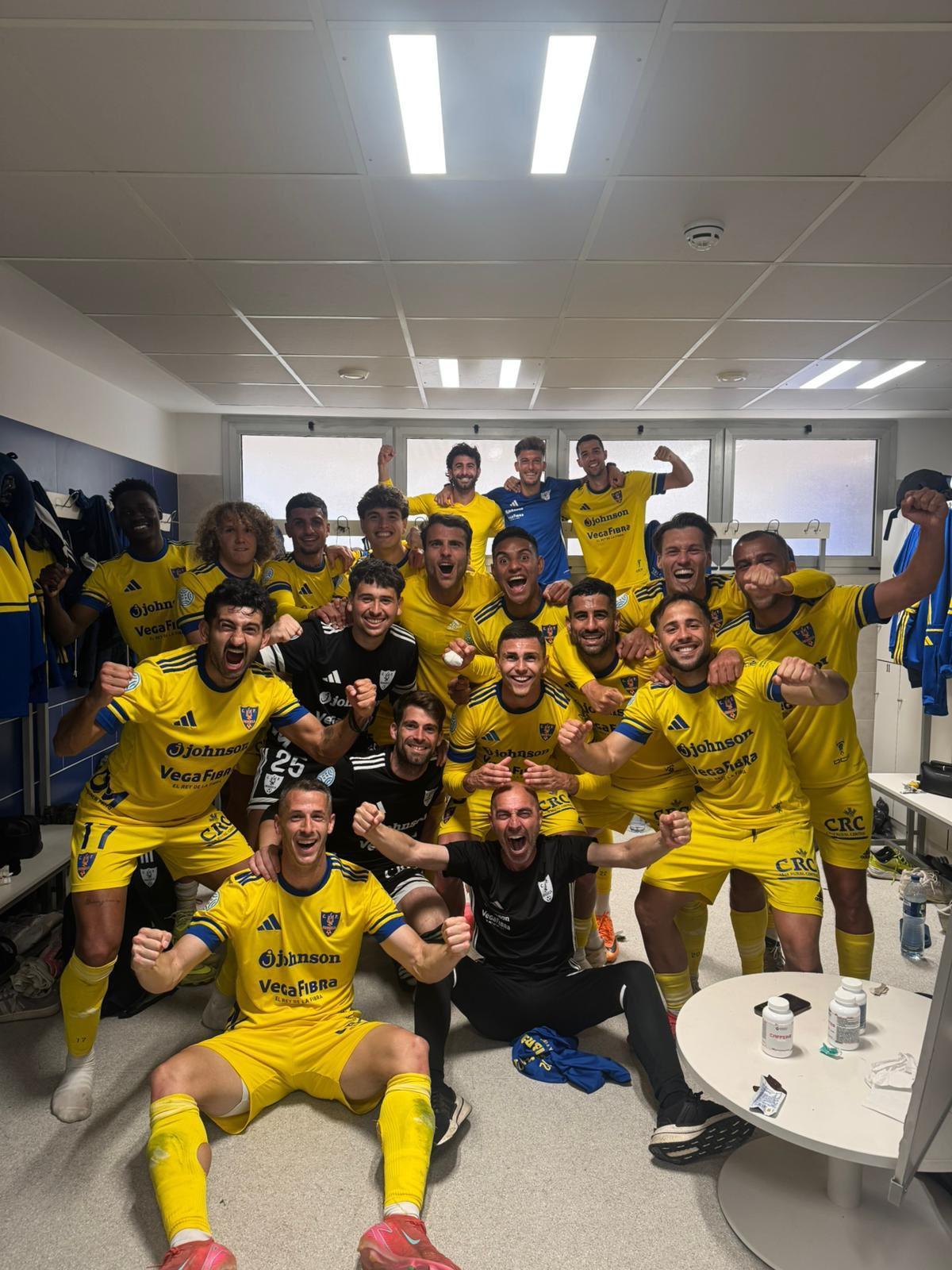 El Orihuela celebra en el vestuario el triunfo conseguido en el campo del filial del Tenerife.