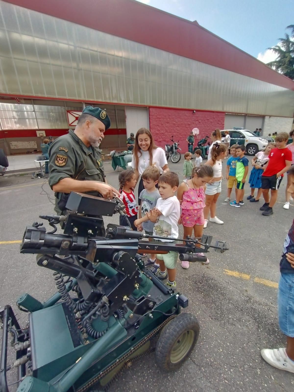 Demostración de la Guardia Civil en el colegio Elena Sánchez Tamargo de Laviana